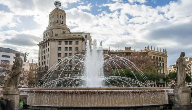 ساحة كتالونيا برشلونة تعد من أكثر وجهات السياحة العائلية في برشلونة تمنيزا 