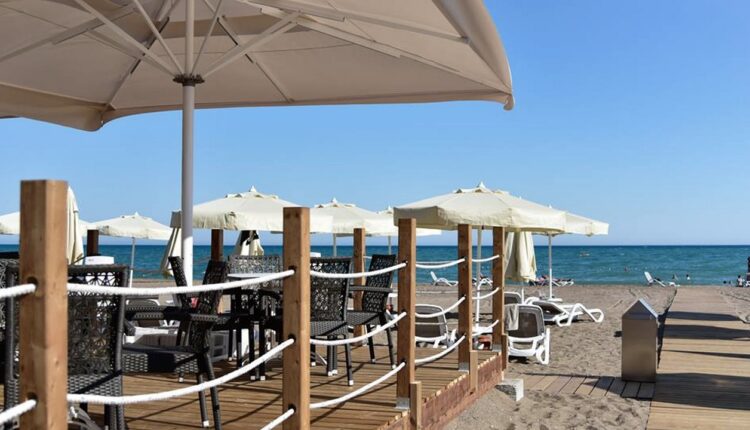 شاطئ لارا أنطاليا من أجمل محطات السياحة الصيفية أنطاليا
