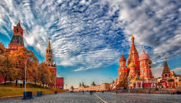 الميدان الأحمر أو الساحة الحمراء إحدى أشهر الأماكن في موسكو
