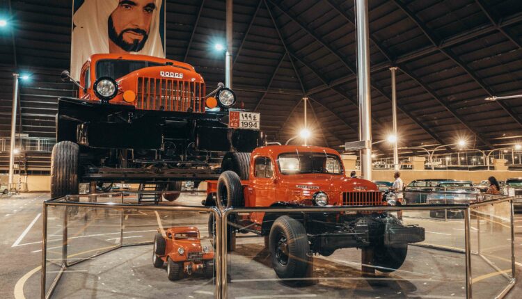 واحد أماكن السياحة في أبوظبي هو متحف السيارات 