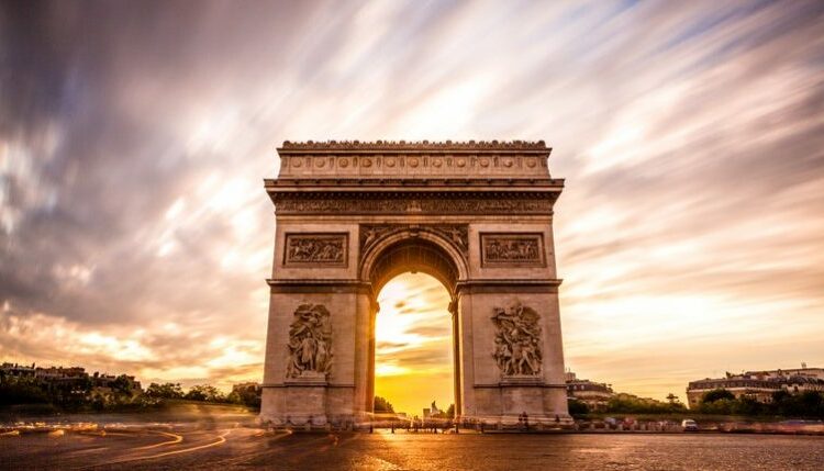 قوس النصر باريس من أفضل الأماكن في باريس لشهر العسل.