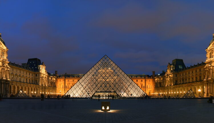متحف اللوفر باريس.