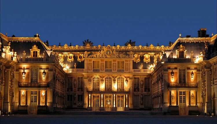 قصر فرساي في باريس من أشهر أماكن سياحية في باريس لشهر العسل.