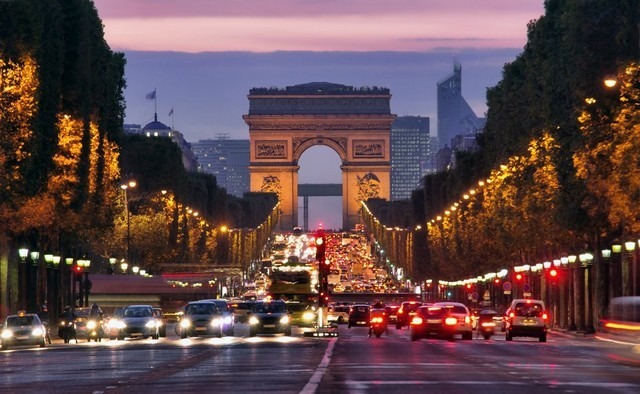شارع الشانزليزيه باريس من أجمل الأماكن في باريس.