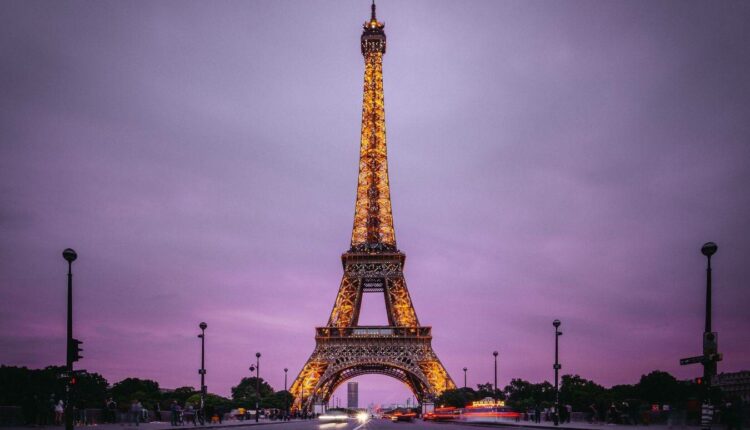 يعرف برج ايفل باريس بأنه  من أشهر أماكن سياحية في باريس 