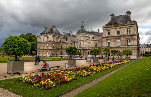 يصنف قصر لوكسمبورغ باريس من ضمن أشهر أماكن سياحية في باريس
