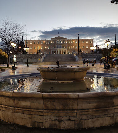 ميدان سينتاجما من أشهر الشوارع في أثينا
