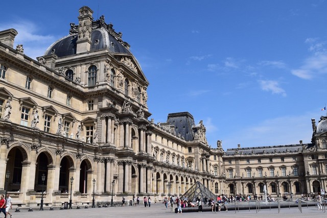 متحف اللوفر بباريس يعد من أشهر وأبرز أماكن السياحة في باريس والعالم كله