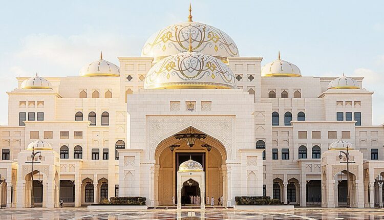 يصنف جامع الشيخ زايد الكبير أبوظبي من ضمن أشهر معالم مدينة أبوظبي التاريخية 