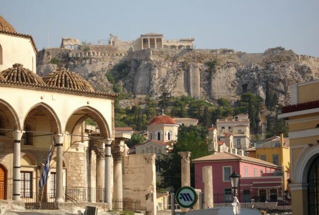 يُعد منطقة بلاكا أثينا أشهر شارع سياحي في أثينا

