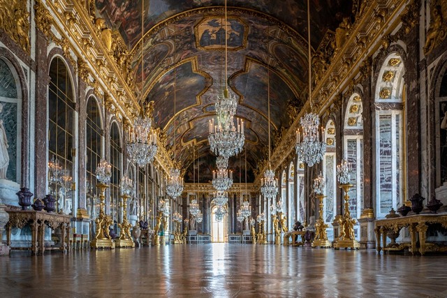  قصر فرساي في باريس الذي يعد من أكثر أماكن السياحة في باريس شهرة وتمييزا