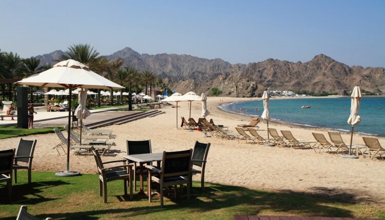 شاطئ البستان مسقط من أشهر و أجمل أماكن سياحية في مسقط