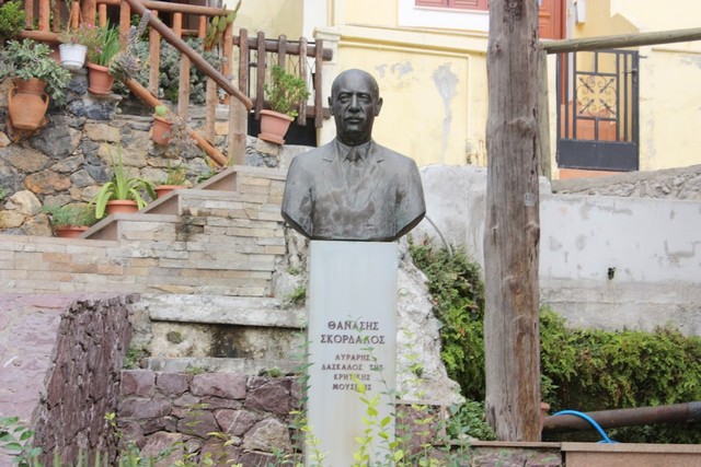 تمثال ثاناسيس سكوردالوس كريت هو معلم سياحي في كريت