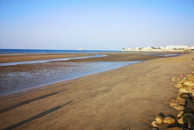 شاطي القرم مسقط هو أحد أشهر شواطئ سلطنة عمان