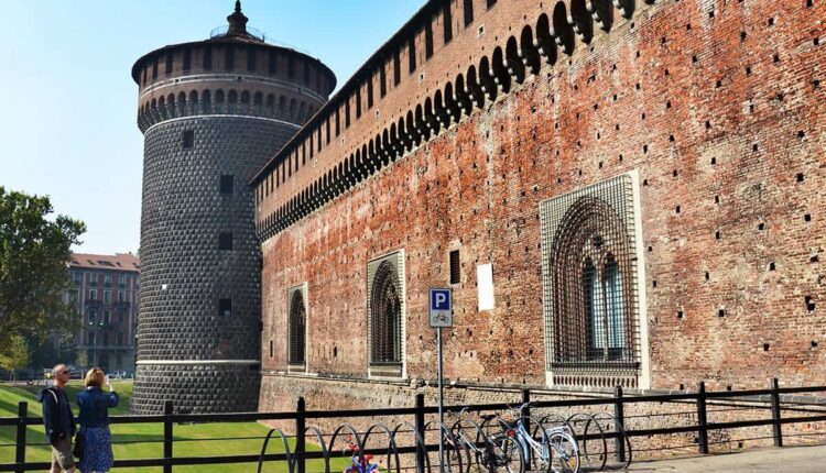 واحدة من أشهر المعالم و الأماكن سياحية في ميلان هي قلعة فيسكونتيو