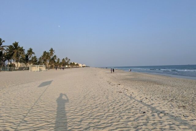 يصنف شاطئ الدهاريز صلالة من ضمن أجمل مناطق سياحية في صلالة