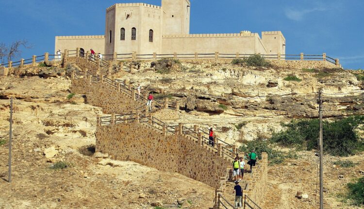 تعتبر قلعة طاقة صلالة من ضمن أشهر وأهم المعالم السياحية في صلالة 