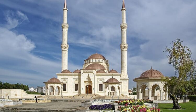 أحد أبرز و أهم معالم مسقط هو مسجد السلطان سعيد بن تيمور مسقط