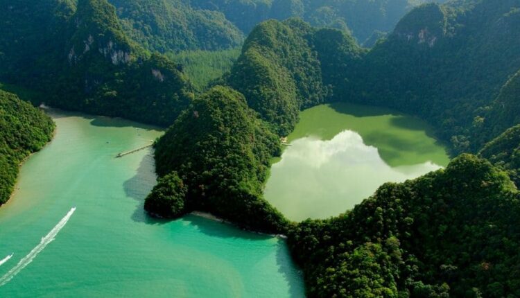تُعد بحيرة العذراء الحامل الساحرة من أجمل محطات السياحة في لنكاوي.