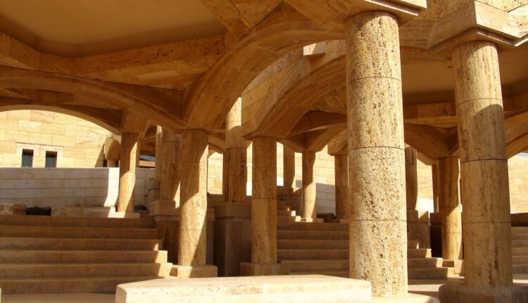 متحف البحر الميت من أماكن السياحة التاريخية في البحر الميت.
