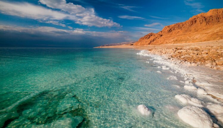 شاطئ العين البحر الميت من أجمل أماكن السياحة في البحر الميت.