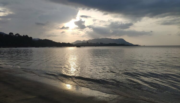 شاطئ الرمال السوداء لنكاوي من أبهي وجهات السياحة في مدينة لنكاوي.
