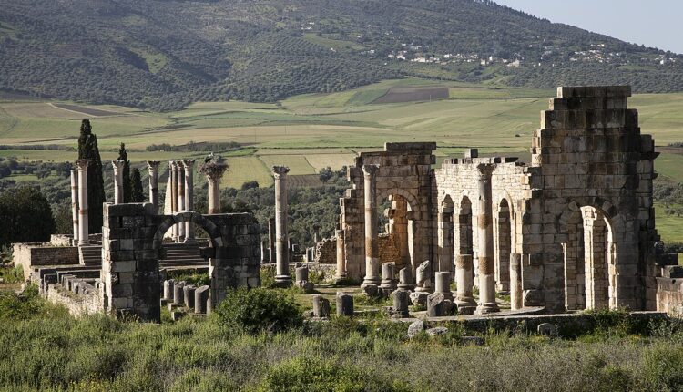 مدينة وليلي الأثرية المغرب من أعرق الأماكن السياحية بالمغرب
