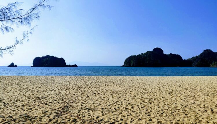 شاطئ تانجونج رهو لنكاوي من الشواطئ السياحية في لنكاوي
