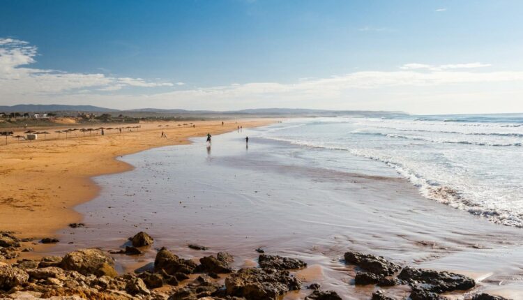 الشاطئ البلدي من أشهر شواطئ المغرب في الصيف
