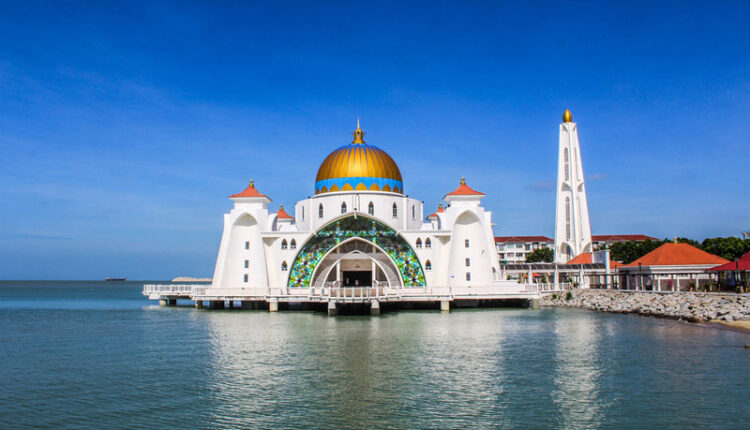 مسجد مضائق ملقا من أعظم أماكن السياحة في ماليزيا.