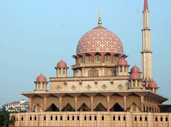 يُصنف المسجد الأحمر بوتراجاياكاحد أشهر مناطق سيلانجور السياحية،
