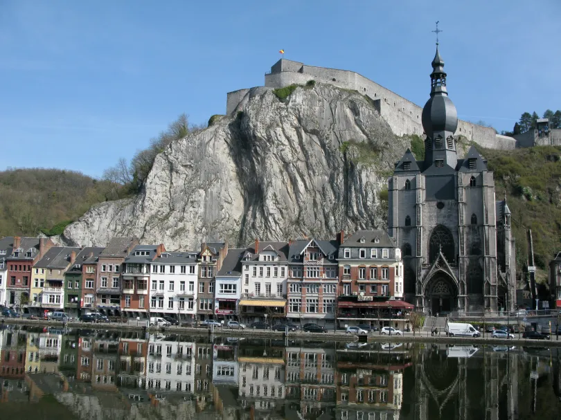 يُعرف دير دينانت كأحد أبرز معالم بلجيكا التاريخية 