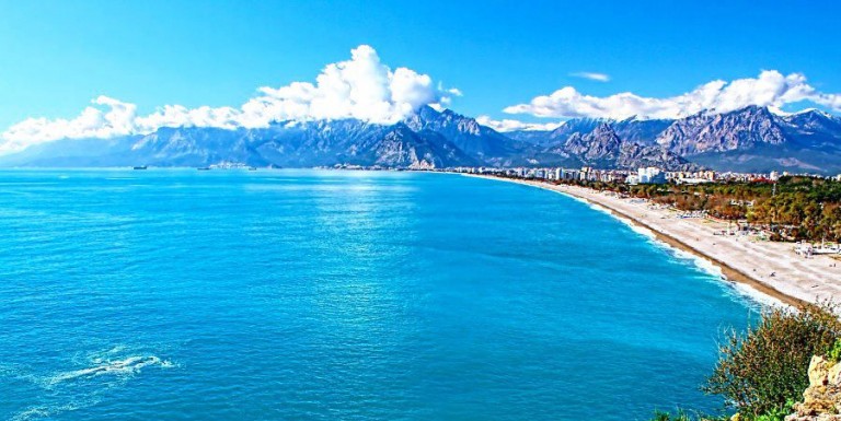 يطلق على  شاطئ كونيالتي أنطاليا بإنه من أشهر المناطق السياحية في أنطاليا 