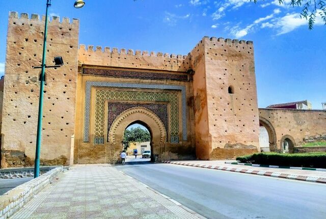 نصب بوابة الخميس تعد من أبرز أماكن سياحية في مغرب للشباب