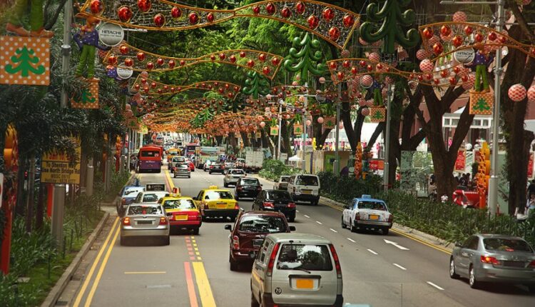يعتبر طريق أورشارد سنغافورة من أشهر المناطق السياحية في سنغافورة