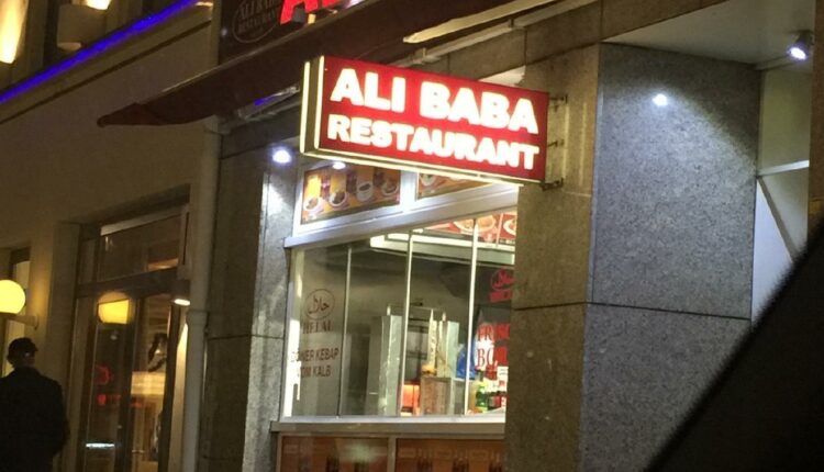 يحظي مطعم علي بابا بشهرة كبيرة بإعتباره أحد أماكن سياحية في ميونخ للأطفال