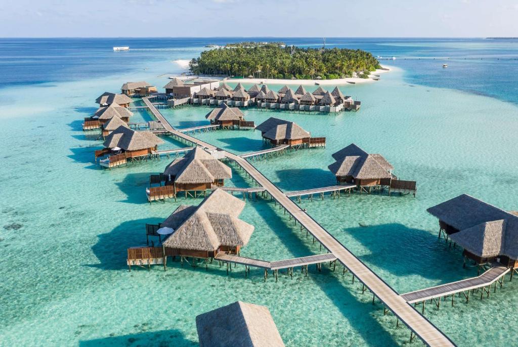 أحد فنادق المالديف على البحر